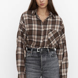 Blusa de cuadros con cuello y bolsillos, manga larga.