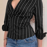 Blusa tejida a rayas con cuello y cintura con lazo, manga larga, cuello y cintura altos.