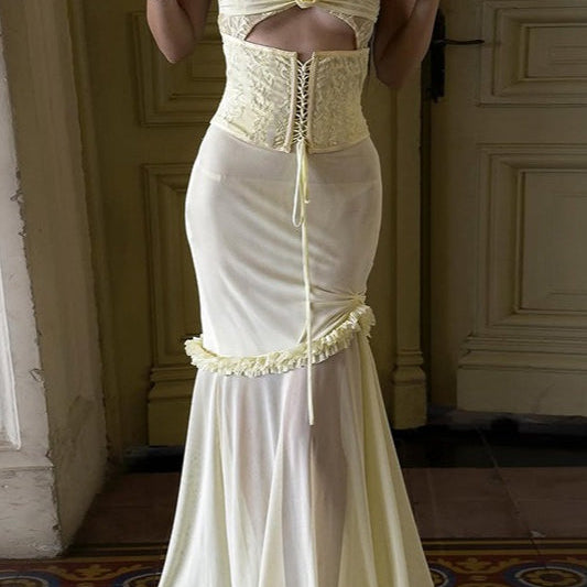 Elegante vestido largo con estampado floral liso, varillas y frunces.