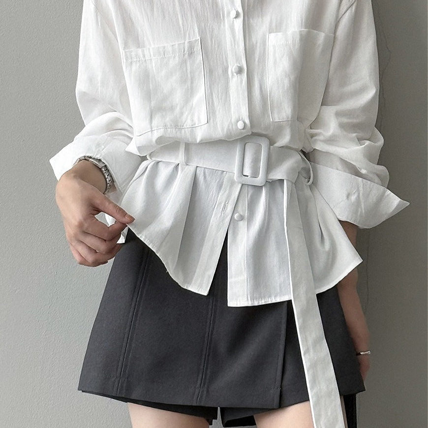 Blusa vintage de manga larga y cintura entallada, con cinturón.