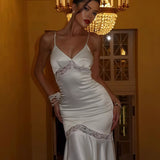 Elegante vestido largo ajustado con escote en V y paneles de encaje.