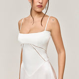 Elegante vestido de noche largo con tirantes finos y espalda escotada.