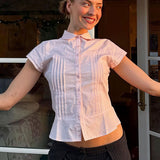 Blusa de manga corta con corte entallado y diseño único.