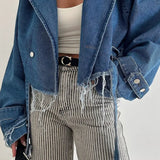 Chaqueta vaquera elegante con solapas desgastadas