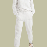 Conjunto acolchado de dos piezas para mujer: corte holgado, capucha y cintura con cordón.