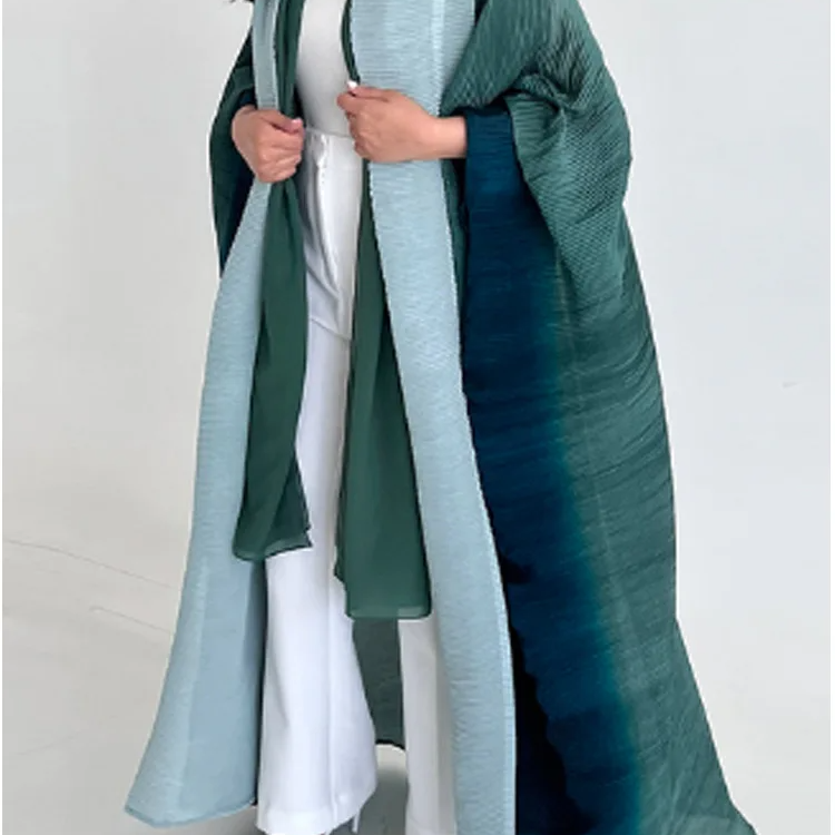 Gabardina de mujer – Corte oversize – Textura plisada – Cuello chal – Mangas murciélago
