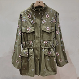 Gabardina de mujer – Bordado floral – Corte holgado – Cuello alto – Cintura con cordón ajustable