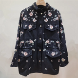 Gabardina de mujer – Bordado floral – Corte holgado – Cuello alto – Cintura con cordón ajustable