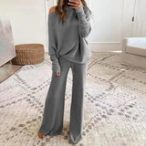 Conjunto de ropa de estar por casa para mujer: corte holgado, top con hombros descubiertos y pantalones anchos.