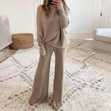Conjunto de ropa de estar por casa para mujer: corte holgado, top con hombros descubiertos y pantalones anchos.