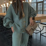 Conjunto de punto para mujer: cárdigan de lana holgado y pantalón ajustado de canalé.