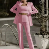Traje de mujer – Corte entallado – Top corto estructurado – Pantalón acampanado de cintura alta