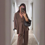 Conjunto de dos piezas para mujer: Top holgado con cuello en V y pantalón ancho de cintura alta.