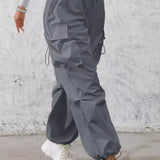 Pantalones cargo casuales con bolsillos y cordón.