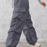 Pantalones cargo casuales con bolsillos y cordón.