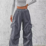Pantalones cargo casuales con bolsillos y cordón.
