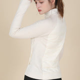 Chaqueta ligera, ajustada y de cuello alto, resistente al viento y deportiva.