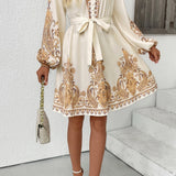 Minivestido étnico elegante con estampado paisley y escote en pico