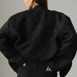 Chaqueta de lentejuelas con cuello alto y bolsillos.