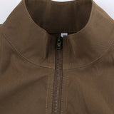 Chaqueta utilitaria con cinturón y bolsillos con cremallera.
