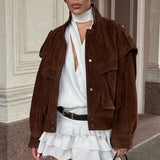 Chaqueta de ante con bolsillos y hombros anchos.