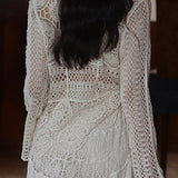 Elegante blusa de punto con cuello redondo y encaje calado.