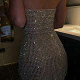 Vestido mini ajustado con espalda abierta, adornos de diamantes de imitación y cintura ceñida.