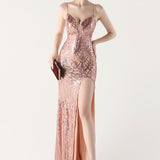 Vestido maxi sirena con lentejuelas y tirantes cruzados, escote en pico.