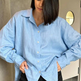Una blusa relajada, sencilla y holgada, ideal para usar a diario.