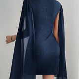 Vestido mini ajustado con cuello redondo adornado con pedrería.