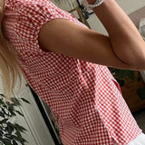 Blusa versátil a cuadros rojos y blancos
