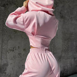 Traje de pantalón de dos piezas con capucha y cordón.
