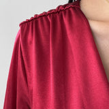 Vestido corto entallado de manga larga y escote en pico con lazo.