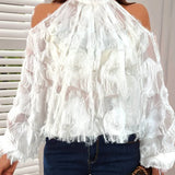 Elegante blusa de hombros descubiertos adornada con plumas para mujer