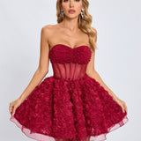 Vestido de noche sin tirantes con perlas y volantes