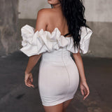 Vestido de noche ajustado con diseño de hombros descubiertos, varillas y volantes, estilizador y ajustado.