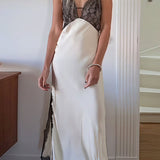 Vestido largo sexy de satén con espalda baja, adornado con encaje y paneles, corte entallado.