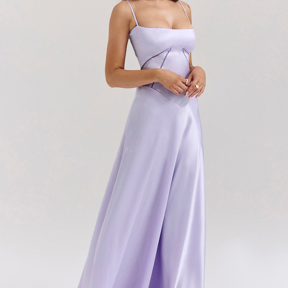 Elegante vestido de noche largo con tirantes finos y espalda escotada.