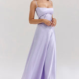 Elegante vestido de noche largo con tirantes finos y espalda escotada.