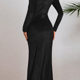 Elegante vestido de noche de terciopelo fruncido con mangas largas y abertura en la cintura.