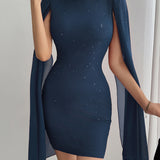 Vestido mini ajustado con cuello redondo adornado con pedrería.