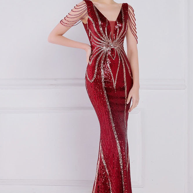 Vestido de noche sirena con lentejuelas y cuentas florales.