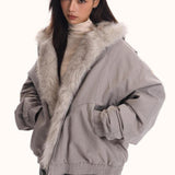 chaqueta aislante con capucha de piel
