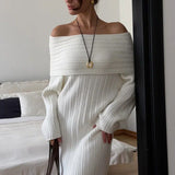 Elegante y minimalista vestido largo con hombros descubiertos en tejido de punto liso.