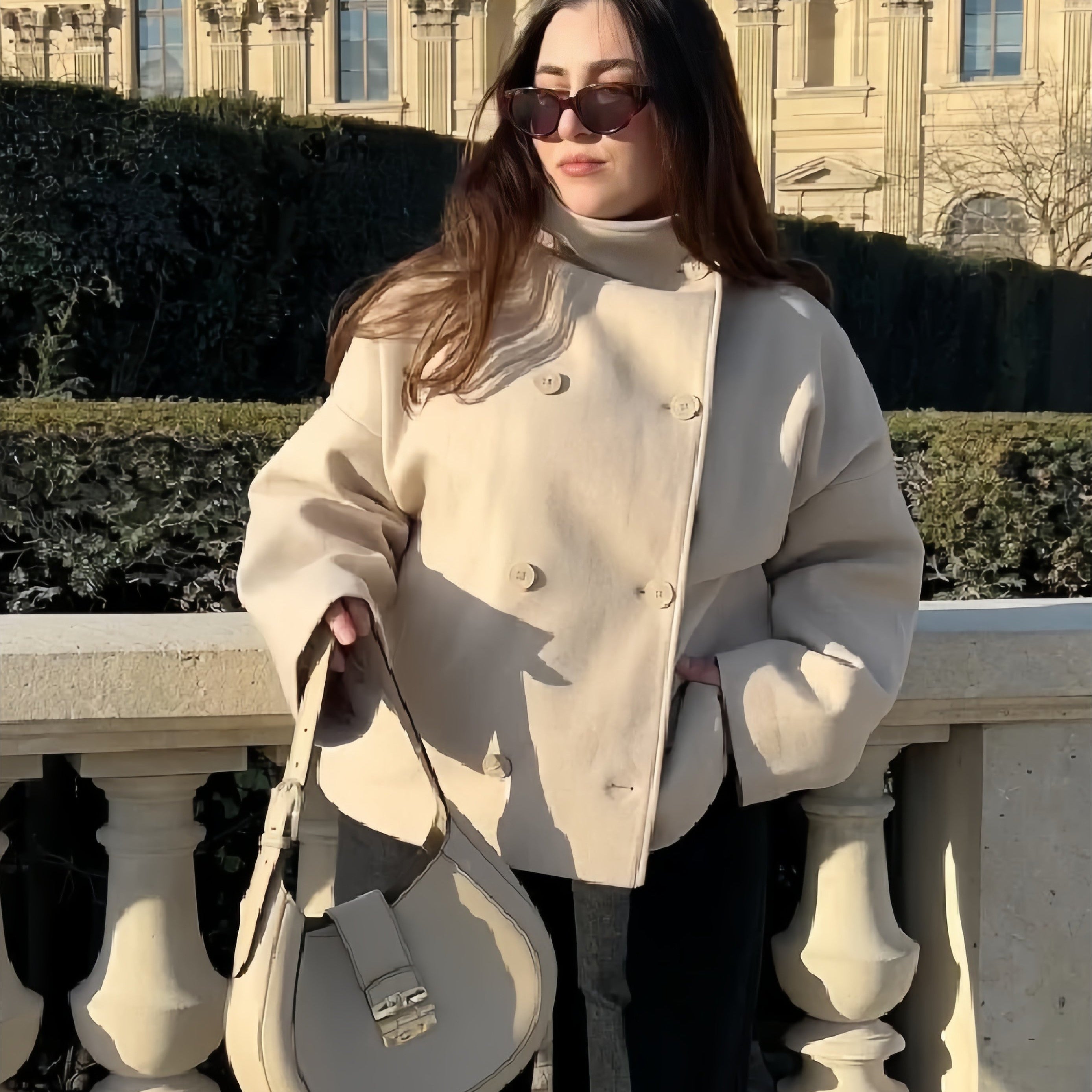Elegante abrigo de lana liso con botones y cuello alto.