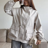 Chaqueta impermeable con capucha y cordón, corte holgado, informal, para senderismo al aire libre.