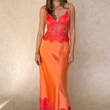 Vestido largo elegante y sexy con escote pronunciado y paneles de encaje transparente.