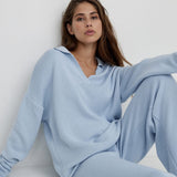 Conjunto de dos piezas: jersey polo de punto y pantalón ancho.