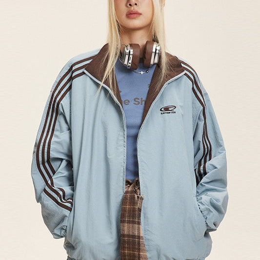 Chaqueta reversible con cuello alto y bloques de color.