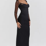 Elegante vestido largo de encaje y malla, con ballenas y abertura alta.